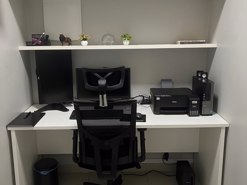 Sala do estagiário da Da Mata com estação individual de trabalho