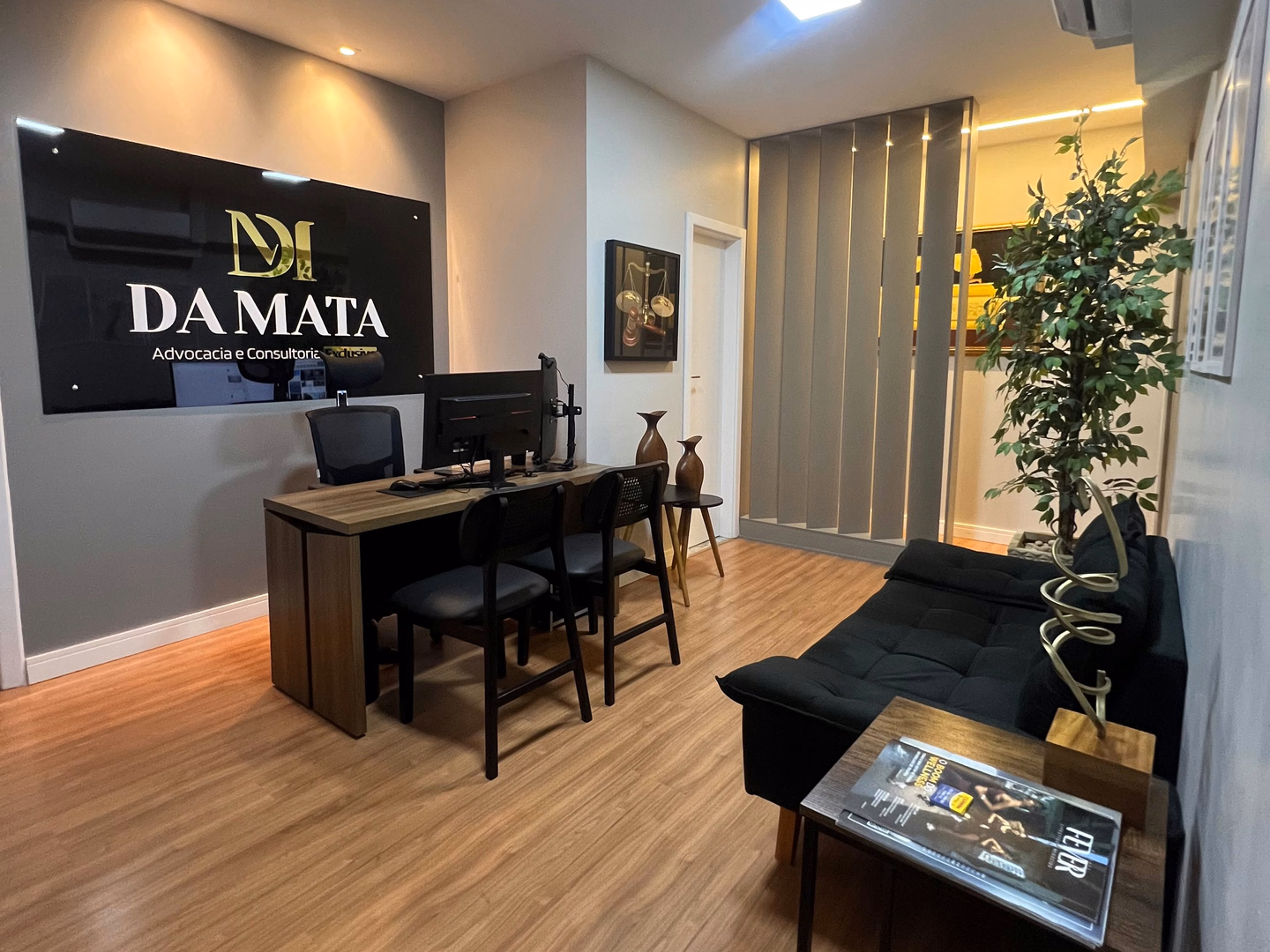 Recepção atual da Da Mata, com balcão de atendimento e área de espera